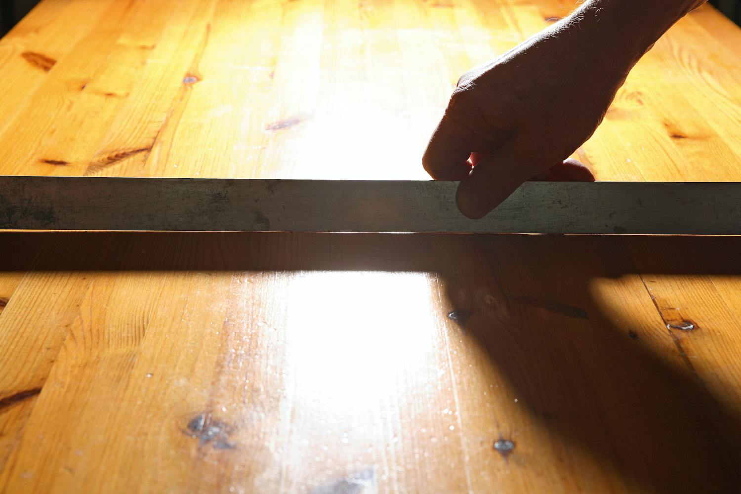 Hvordan sliber jeg plant på store flader?